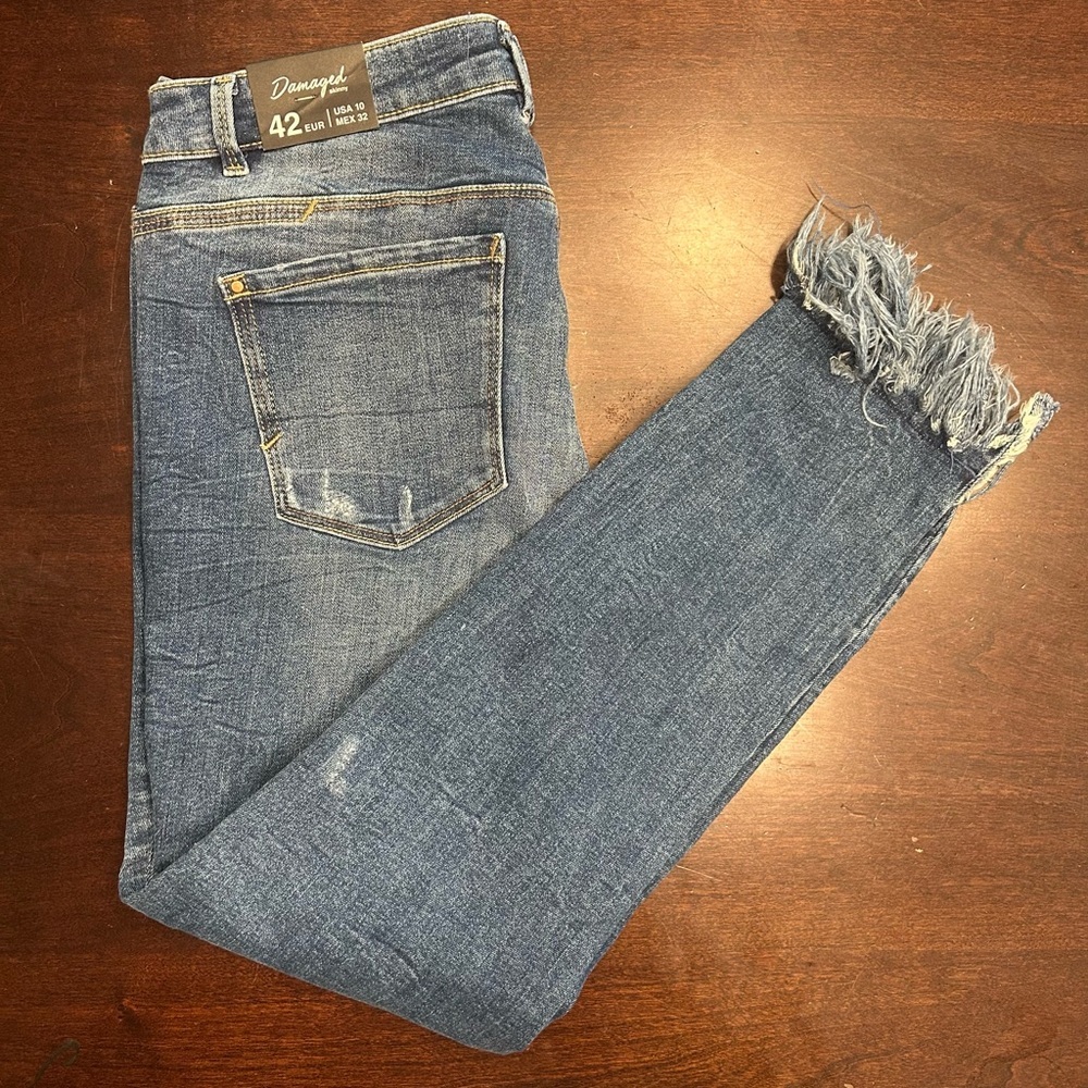 Zara Women's Skinny Jeans in Faded Blue with Frayed Hem - Picture 4 of 10